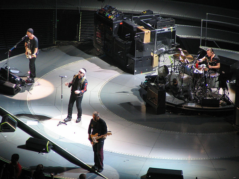 File:U2 Live in Toronto 2005 (2).jpg