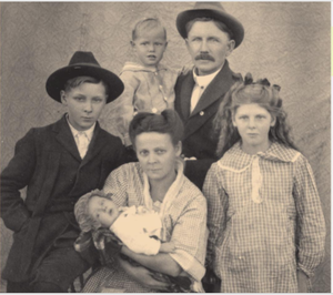 Charles Eymundson and his family (cropped).png