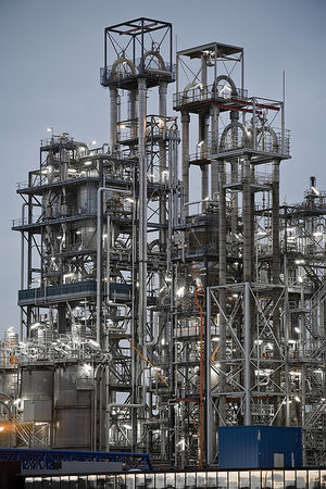 Antwerp refinery unit.jpg